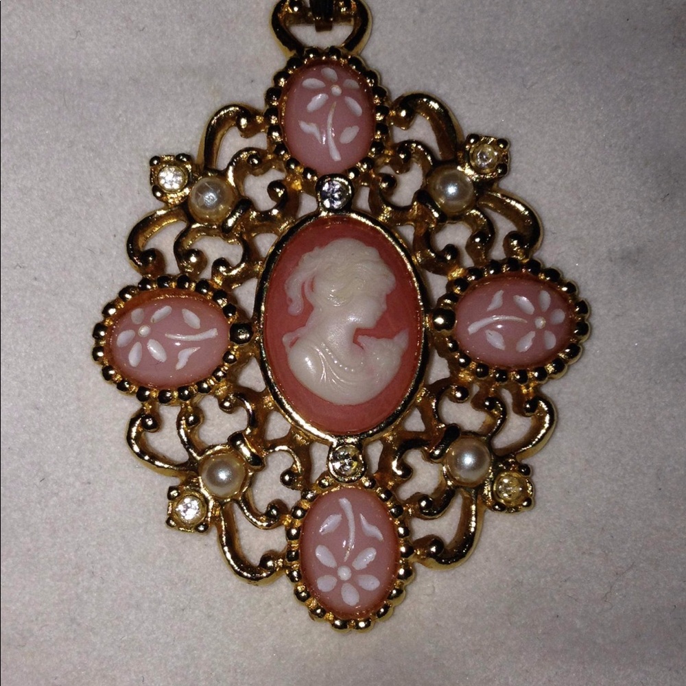 Cameo pendant